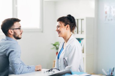 Kadın Doktor Muayene Hastası Ofisinde