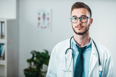 Görevdeki Genç Doktor 'un portresi. Hastanedeki gönüllü, hastalıkların tedavisinde pratik bilgi kazanıyor