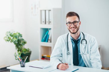 Genç Doktor iş başında. Hastanedeki gönüllü, hastalıkların tedavisinde pratik bilgi kazanıyor