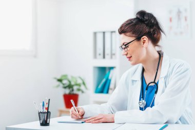 Dost Canlısı Kadın Doktor Laboratuar Sonuçları. Tanı ve Tedavi Reçetesi Yazılıyor