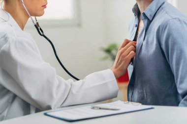 Stetoskop 'un Genç Hastanın Tıbbi Kontrolü Detayları