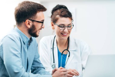 Hastane Laboratuvarındaki genç stajyer görevi tamamlar ve geri bildirim alır.