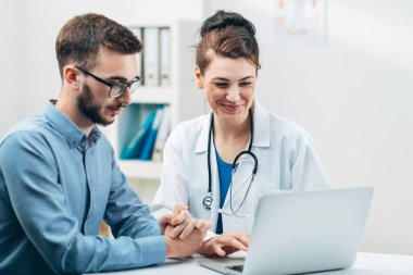 Hastanedeki genç stajyer deneyimli bir doktordan öğreniyor.