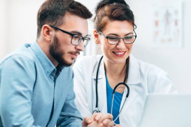 Hastane Laboratuvarındaki genç stajyer görevi tamamlar ve geri bildirim alır.