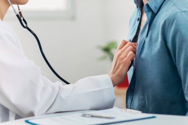 Hastanın Doktor 'un Koğuşundaki Hastanenin Göğüs Kontrolü Detayları