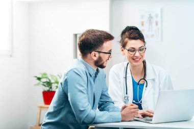 Hastane Laboratuvarındaki genç stajyer görevi tamamlar ve geri bildirim alır.