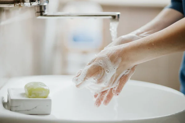 Covid Virüsünü Önlemek Için Ellerini Banyoda Yıkayan Bir Kadının Fotoğrafı — Stok fotoğraf