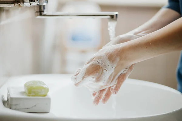 Primer Plano Una Mujer Lavándose Las Manos Baño Para Prevenir — Foto de Stock