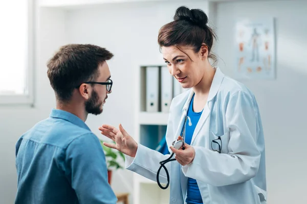 Femme Médecin Dans Son Cabinet Médical Avec Stéthoscope Parler Patiente — Photo