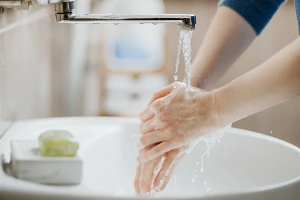 Primer Plano Una Mujer Lavándose Las Manos Baño Para Prevenir — Foto de Stock