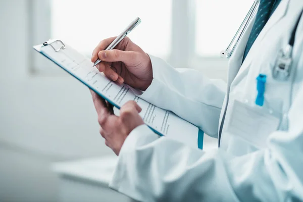 Detalhe Mão Masculina Doutor Que Escreve Prescrição Com Uma Pena — Fotografia de Stock
