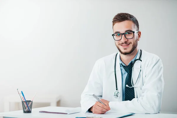 Junger Arzt Arbeitsplatz Ehrenamtliche Krankenhaus Erwerben Praktische Kenntnisse Der Behandlung — Stockfoto