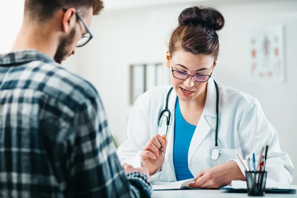 Femme Médecin Lit Les Résultats Jeune Patient Avant Traiter Maladie — Photo