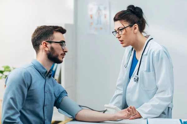 Hastanın Doktor Koğuşundaki Hastaya Kan Basıncı Kontrolü Yapılıyor — Stok fotoğraf