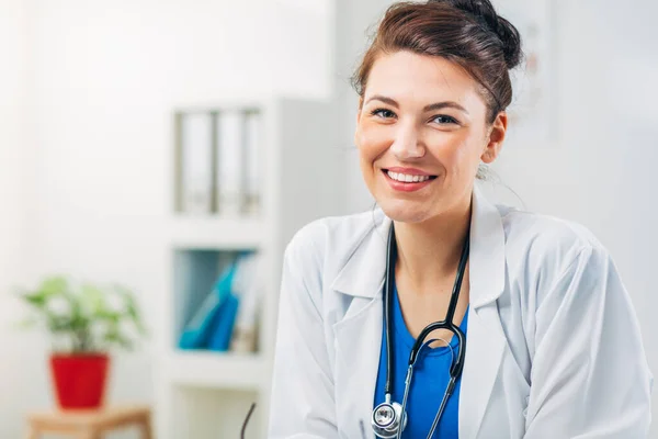 Retrato Doctora Sentada Consultorio Médico Con Estetoscopio — Foto de Stock