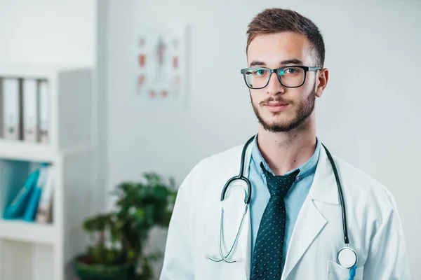 Portrait Jeune Docteur Sur Tas Bénévole Hôpital Acquiert Des Connaissances — Photo