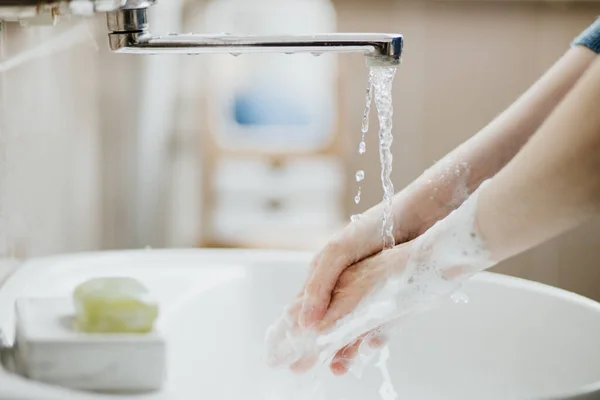 Primer Plano Una Mujer Lavándose Las Manos Baño Para Prevenir — Foto de Stock