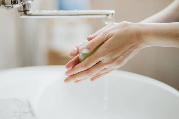 Primer Plano Una Mujer Lavándose Las Manos Baño Para Prevenir — Foto de Stock