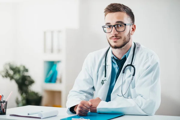 Estagiário Medicina Jovem Trabalho Voluntário Hospital Ganha Conhecimento Prático Tratamento — Fotografia de Stock