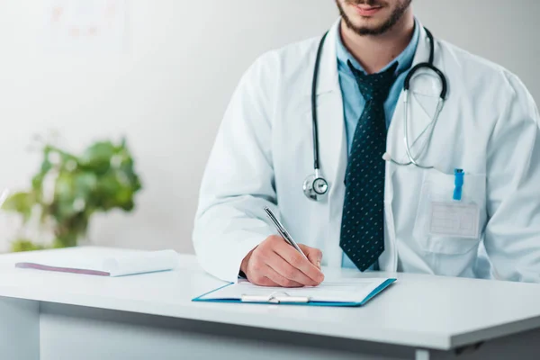 Nahaufnahme Eines Jungen Arztes Job Der Die Diagnose Aufschreibt Ehrenamtliche — Stockfoto