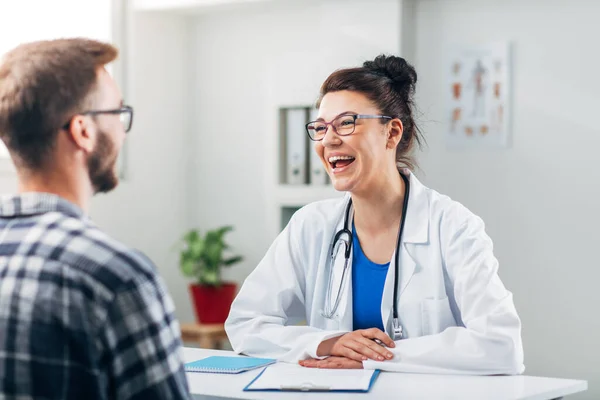 Doktorn Hennes Läkarmottagning Pratar Med Patienten — Stockfoto