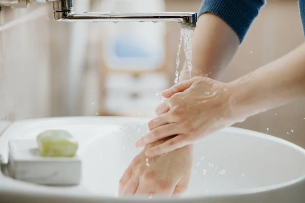 Primer Plano Una Mujer Lavándose Las Manos Baño Para Prevenir — Foto de Stock