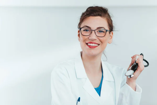 Jovem Médica Sorrindo Segurando Estetoscópio Consultório Hospital Dentista Enfermaria — Fotografia de Stock