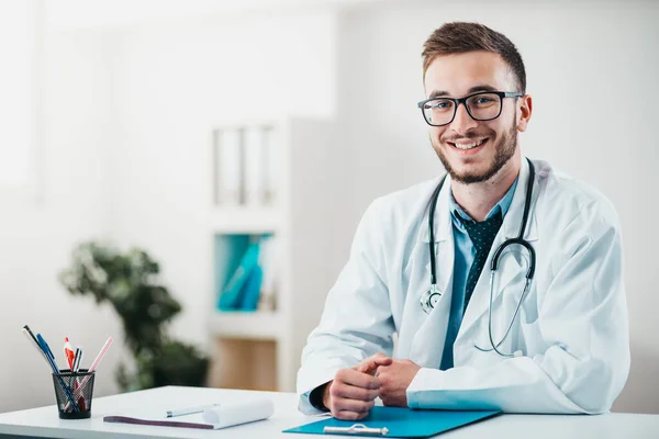 Jeune Stagiaire Médecine Sur Tas Bénévole Hôpital Acquiert Des Connaissances — Photo