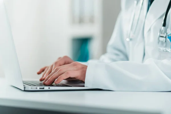 Detail Eines Jungen Arztes Bei Der Arbeit Laptop Ehrenamtliche Krankenhaus — Stockfoto