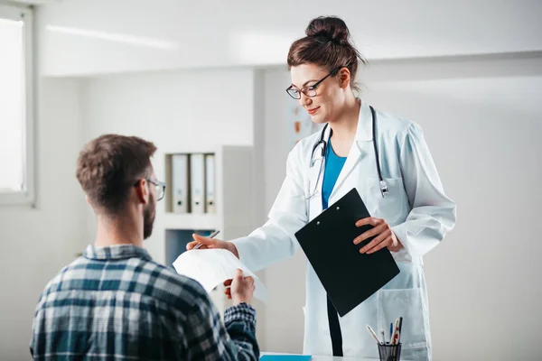 Kadın Doktor Hastalığını Tedavi Etmeden Önce Genç Hastaya Sonuçları Okur — Stok fotoğraf