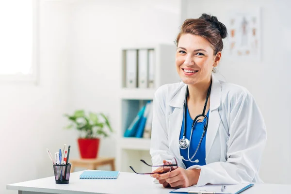 Ritratto Dottoressa Seduta Nel Suo Studio Medico Con Stetoscopio — Foto Stock