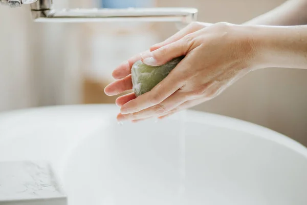 Primer Plano Una Mujer Lavándose Las Manos Baño Para Prevenir — Foto de Stock