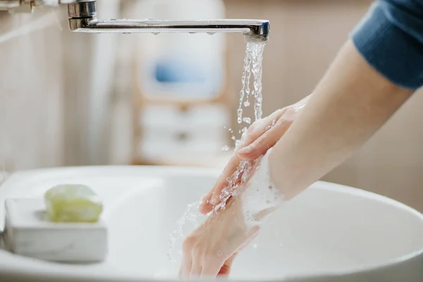 Primer Plano Una Mujer Lavándose Las Manos Baño Para Prevenir — Foto de Stock