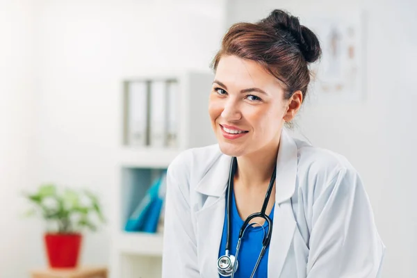 Portret Van Vrouwelijke Arts Zittend Haar Medical Office Met Stetoscope — Stockfoto