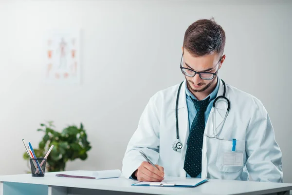 Young Doctor Job Writing Diagnosis Volunteer Hospital Gains Practical Knowledge — Stock Photo, Image