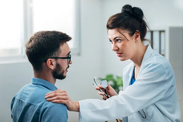 Ärztin Ihrer Arztpraxis Mit Stethoskop Gespräch Mit Patientin — Stockfoto