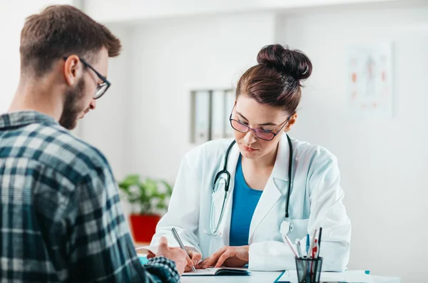 Kvinna Läkare Ordinerar Medicin Till Unga Patienter För Att Behandla — Stockfoto