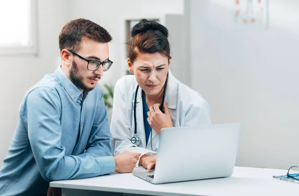 Jovem Estagiário Laboratório Hospitalar Aprendendo Com Experiente Doutor — Fotografia de Stock