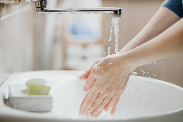 一名妇女在浴室洗手以防止Covid 19病毒感染 建议在大肠病毒大流行期间用肥皂和自来水冲洗 — 图库照片
