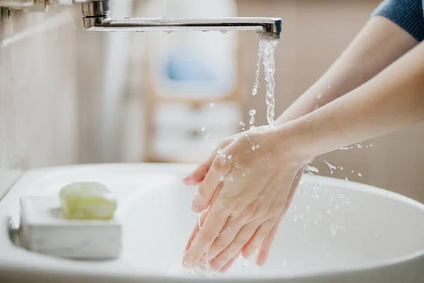 Gros Plan Une Femme Lavant Les Mains Dans Salle Bain — Photo