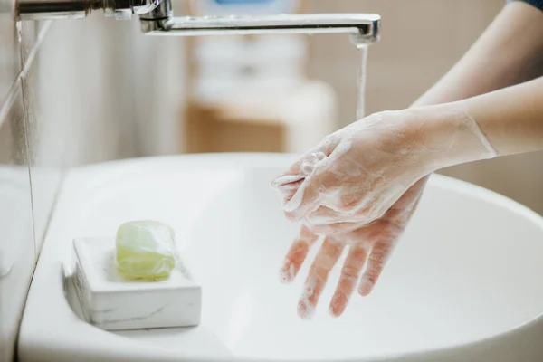 Primer Plano Una Mujer Lavándose Las Manos Baño Para Prevenir — Foto de Stock
