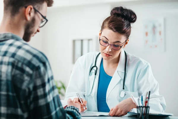 Femme Médecin Prescrit Des Médicaments Aux Jeunes Patients Pour Traiter — Photo