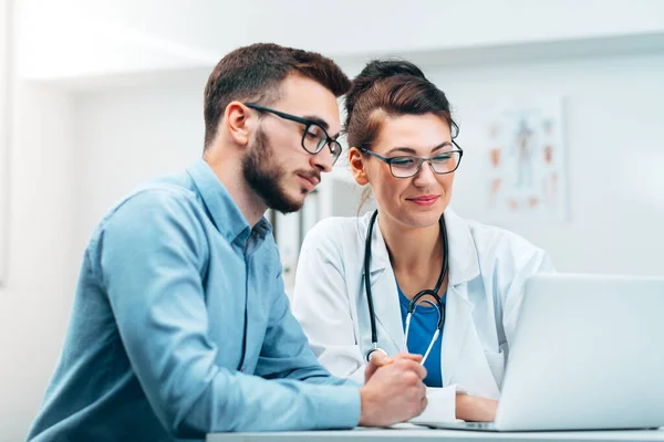 Jeune Stagiaire Laboratoire Hospitalier Termine Tâche Reçoit Des Commentaires — Photo