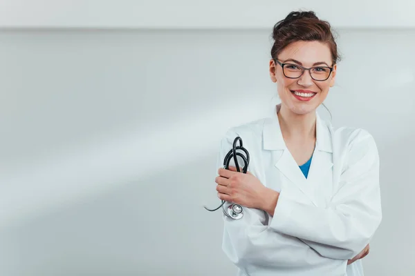 Усміхнена Молода Жінка Лікар Тримає Стетоскоп Лікарняному Кабінеті — стокове фото