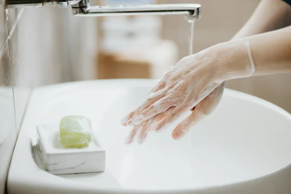 Primer Plano Una Mujer Lavándose Las Manos Baño Para Prevenir — Foto de Stock