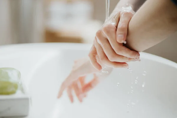 Gros Plan Une Femme Lavant Les Mains Dans Salle Bain — Photo