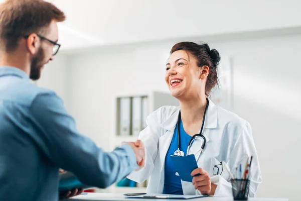 Femme Médecin Assis Dans Son Bureau Médical Avec Stéthoscope Parler — Photo