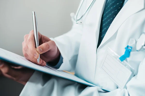 Detalhe Mão Masculina Doutor Que Escreve Prescrição Com Uma Pena — Fotografia de Stock