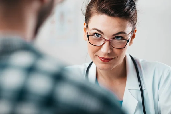 Başındaki Genç Kadın Doktor Portresi Hastanedeki Gönüllü Hastalıkların Tedavisinde Pratik — Stok fotoğraf