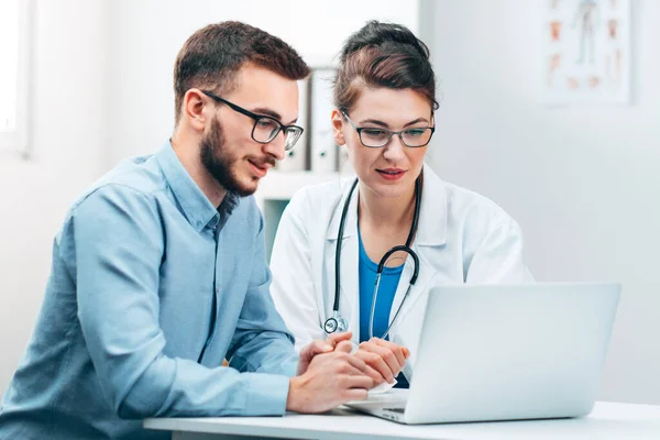 Unga Läkare Hospital Lab Slutför Sin Uppgift Och Får Feedback — Stockfoto